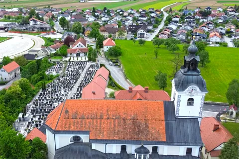 Širitev pokopališča je načrtovana na že kupljenih zemljiščih južno od ceste proti Klancu. / Foto: Občina Komenda