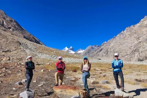 Ženska alpinistična odprava Lalung 2024 v baznem taboru. Z leve: Urša Kešar, Patricija Verdev, Anja Petek in Ana Baumgartner. / Foto: Anja Petek