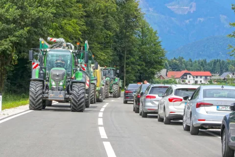 Traktoriste pozivajo k odgovorni vožnji, druge udeležence v prometu pa k strpnosti do njih. / Foto: Tina Dokl