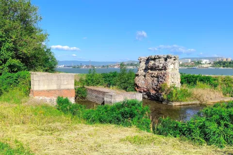 Ostanki Trajanovega mostu / Foto: Slavko Zupanc