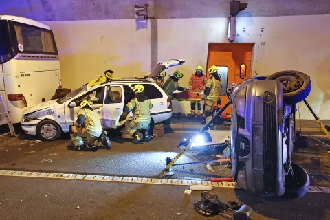 Regijska vaja z mednarodno udeležbo je bila namenjena preverjanju pripravljenosti za ukrepanje ob večji prometni nesreči v predoru Ljubelj. / Foto: Gorazd Kavčič