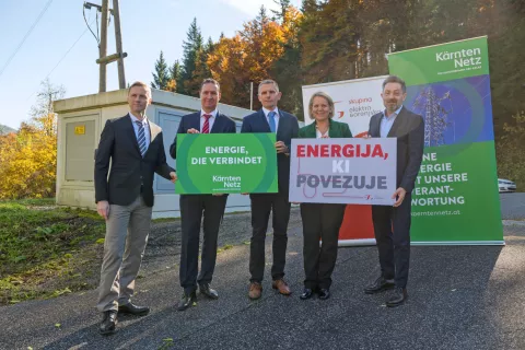 Energija povezuje, so v Elektru Gorenjska in Kärnten Netz sporočili ob deseti obletnici vzpostavitve energetske povezave med Slovenijo in Avstrijo. / Foto: Primož Pičulin