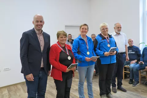 Najboljše tri posameznice v ženski konkurenci z županom Škofje Loke Tinetom Radinjo in predsednikom Društva upokojencev Škofja Loka Miho Ješetom, ki sta najboljšim podelila medalje in pokale / Foto: Vilma Stanovnik