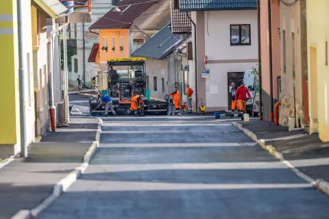 Pred dnevi so že začeli polagati asfalt, dela pa bodo v celoti zaključena do konca meseca. / Foto: Nik Bertoncelj