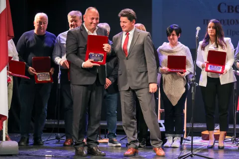 Predsednik društva Mitar Vujinović (desno) je ob društvenem jubileju podelil priznanja najzaslužnejšim članom in podpornikom društva. / Foto: Tina Dokl