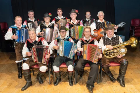 Uspešno izveden jubilejni koncert je Harmonikarskemu orkestru Železniki prinesel dodatno motivacijo za nadaljnje ustvarjanje. / Foto: Simon Benedičič