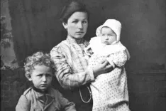 Stara mama, stric Mirko in mamica leta 1914 / Foto: Arhiv Avtorice