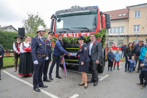 Novo vozilo so predsedniku in poveljniku PGD Kranj - Primskovo Alešu Kernu in Robertu Pelku predali župan Matjaž Rakovec, predsednica GZ MOK Jana Potočnik in boter vozila Matej Krč. / Foto: Tina Dokl