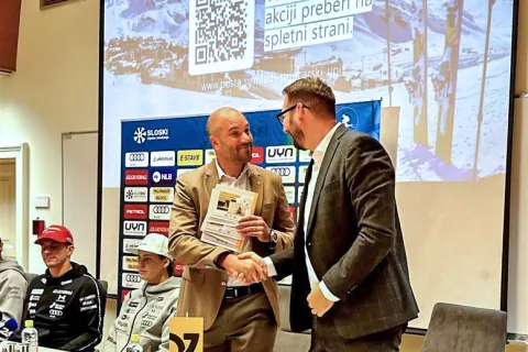 Direktor marketinga in divizije Paketi pri Pošti Slovenije Matej Raspet (skrajno desno) je simbolično predal komplet znamk in razglednic direktorju Smučarske zveze Slovenije Urošu Zupanu. / Foto: Arhiv Pošte Slovenije