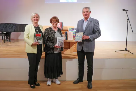 Predsednica Muzejskega društva Škofja Loka Helena Janežič, urednica Loških razgledov Marija Lebar in član izvršnega odbora Muzejskega društva Škofja Loka Aleksander Igličar so predstavili zgodovino in 70. izdajo Loških razgledov. / Foto: Tina Dokl