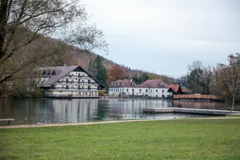 Propadajoča nekdanji hotel Bor, nazadnje Alma, ter grad Hrib ob preddvorskem jezeru Črnava še vedno čakata na boljše čase. / Foto: Tina Dokl