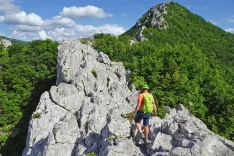 Približno na tretjini grebena. Odlična, trdna skala in razgiban teren. / Foto: Jelena Justin