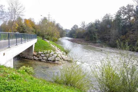 Pred dnevi so končali tudi dela za ohranjanje pretočnosti struge na sotočju Rupovščice in Kokre. / Foto: Tina Dokl