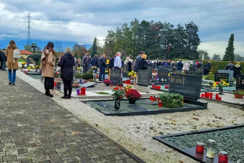 Ob obisku pokopališč pazite na svoje stvari. / Foto: Tina Dokl