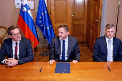 Minister za finance Klemen Boštjančič (v sredini) je s predsednikom Skupnosti občin Slovenije Gregorjem Macedonijem (desno) in podpredsednikom Združenja mestnih občin Slovenije Samom Turelom podpisal dogovor o višini povprečnine za prihodnji dve leti. / Foto: Arhiv Ministrstva Za Finance