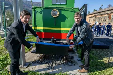 Trak sta prerezala glavni direktor SIJ Acroni Branko Žerdoner in direktor Gornjesavskega muzeja Jesenice Aljaž Pogačnik. / Foto: Nik Bertoncelj