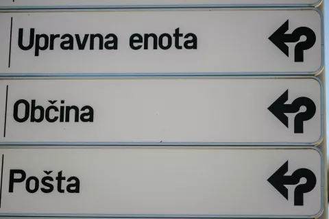 Prijavo stalnega in začasnega prebivališča ter določitev naslova za vročanje v Republiki Sloveniji je po novem mogoče vložiti na katerikoli od 58 upravnih enot. / Foto: Nik Bertoncelj