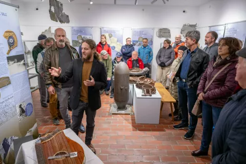 Javno vodenje na odprtju razstave, levo dr. Uroš Košir, za njim Aleš Bedič / Foto: Nik Bertoncelj