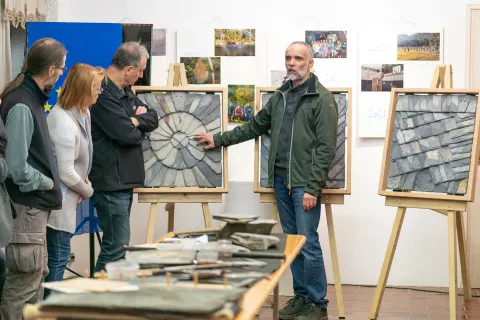 Bojan Rihtaršič kaže skrilasto strešno odprtino, skozi katero je nekoč ob popravilih mojster zlezel na streho. / Foto: Simon Benedičič