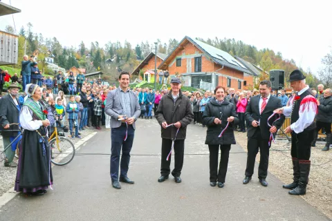 Slavnostni trak so ob simbolnem odprtju nove ceste prerezali župan Rok Roblek, najstarejša vaščana Janez in Joži Vreček ter Metod Jagodic. / Foto: Alenka Brun