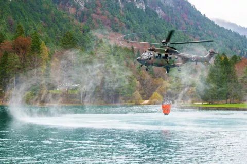 Helikopter Slovenske vojske je vodo zajemal iz jezera v dolini Završnice. / Foto: Nik Bertoncelj