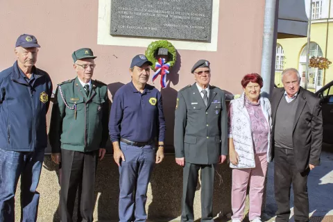 Ob spominsko znamenje Janeza Svetine so položili cvetje in prižgali svečo radgonski veterani vojne za Slovenijo iz leta 1991. / Foto: Franci Klemenčič