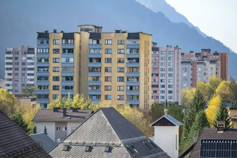 Simbolična fotografija občina Jesenice. Fotografija mesta z razgledom na gosto naseljene stolpnice. / Foto: Nik Bertoncelj