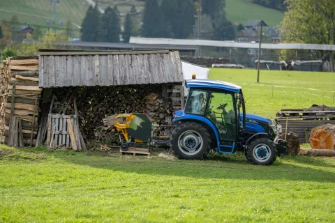 Simbolična fotografija traktor in priprava drv na zimo. / Foto: Nik Bertoncelj