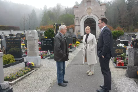 Župan Medvod Nejc Smole (desno) je zadovoljen, da bo širitev pokopališča v Smledniku po toliko letih vendarle izvedena. / Foto: Maja Bertoncelj