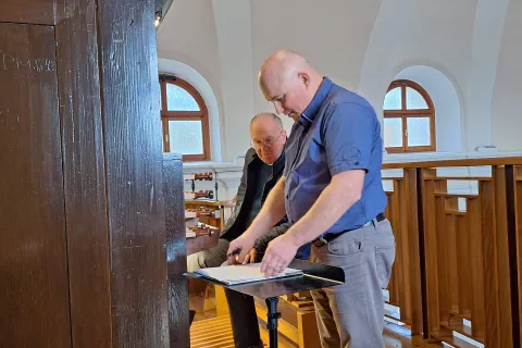 Orglavec Tone Potočnik in orglarski mojster Tomaž Močnik ob preizkusu orgel / Foto: Arhiv Cemepz Sveti Mihael Olševek