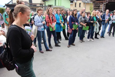 Udeleženci iz 28 držav na Černetovi kmetiji, na levi v ospredju Anja Bevc iz KGZ Ljubljana / Foto: Cveto Zaplotnik