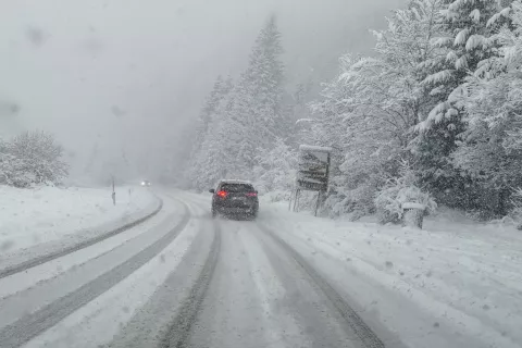 sneg čiščenje snega zasnežena cesta snežne razmere tranzit tovornjaki na cesti zastoj brez verig zimske gume zimskih gum Podkoren / Foto: Tina Dokl