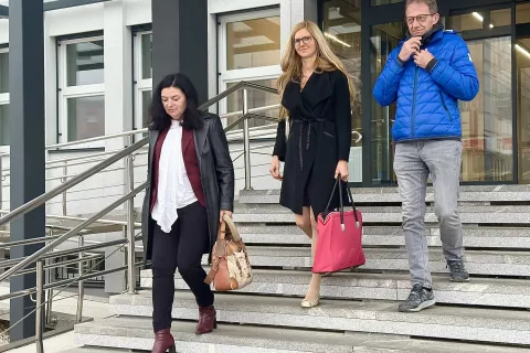 Nova direktorica kranjske bolnišnice Larisa Hajdinjak in prejšnji direktor ter aktualni v. d. strokovnega direktorja Aleš Rozman, pooblaščenka bolnišnice Ana Javh / Foto: Maša Likosar