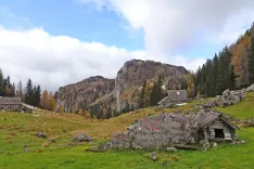 Pogled na skalni vrh Vrtec nad planino Viševnik. / Foto: Jelena Justin