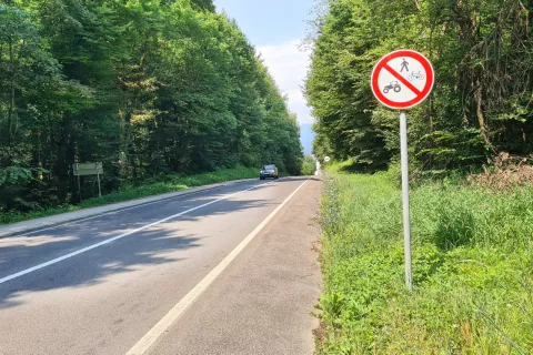 Znak o prepovedi vožnje s traktorji naj bi kmalu odstranili tudi na odseku regionalne ceste od Črnivca do Lesc. / Foto:  