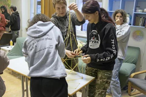 Udeleženci Detoks vikenda so se med drugim preskusili v izdelavi stolpa iz špagetov. / Foto: Arhiv Familije