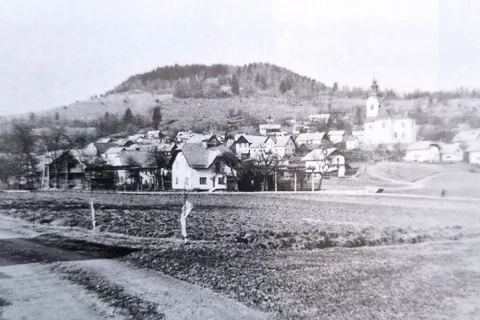 Pogled na Zasip iz Mužij, v ozadju se nad vasjo dviga Hom / Foto: Arhiv Avtorice