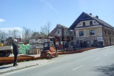 Poleg ruševine hleva vidni "zgornja" in "spodnja" hiša v Podbrezjah, takrat z naslovom Srednja vas 16. / Foto: Arhiv Avtorice