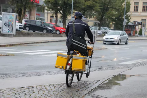 Poštni delavci med drugim zahtevajo tudi obnovo voznega parka. / Foto: Tina Dokl, arhiv Gorenjskega glasa