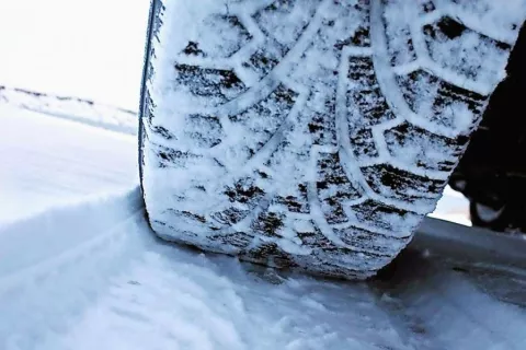 S 15. novembrom morajo imeti jekleni konjički zimske pnevmatike oziroma ustrezno zimsko opremo. Ta je za motorna in priklopna vozila v cestnem prometu po zakonu obvezna vse do 15. marca, pa tudi v zimskih razmerah. / Foto: arhiv Gorenjskega glasa