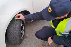 Po prometni zakonodaji je zimska oprema na motornih vozilih obvezna med 15. novembrom in 15. marcem ter v času zimskih razmer. / Foto: Karmen Sluga