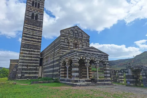 Bazilika Svete trojice iz Saccargie je eno najpomembnejših romanskih najdišč na Sardiniji. / Foto: Vilma Stanovnik