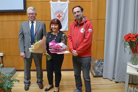 Francki Pucelj sta predsednik območnega združenja Franci Strniša (na levi) in predstavnik Rdečega križa Slovenije Boštjan Novak podelila posebno priznanje za petdeset let prostovoljskega dela. / Foto: Vid Močnik