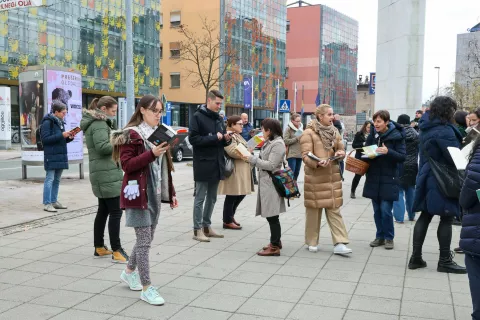 knjižnični flashmob Teden splošnih knjižnic, Slovenski trg Kranj / Foto: Tina Dokl