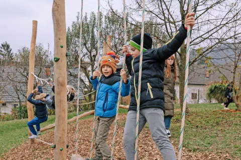 Didaktični vrvni poligon je korak k izboljšanju pogojev za telesno dejavnost otrok v Podružnični šoli Ribno. / Foto: Jani Kolman