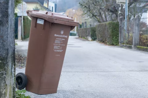 Z novim letom bodo pilotno spremenili zimski urnik odvoza bioloških odpadkov na območjih individualnih pozidav. Rjave zabojnike bodo tako namesto na dva tedna praznili na tri. / Foto: Primož Pičulin