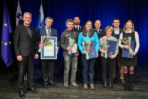 Letošnji občinski nagrajenci v družbi župana Milana Čadeža / Foto: Tina Dokl