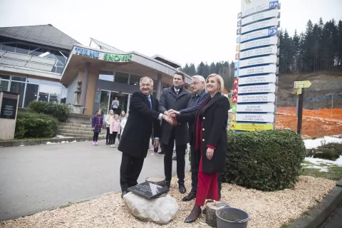 V Snoviku so položili temeljni kamen za novi Kneipp Naturhotel. / Foto: Aleš Senožetnik