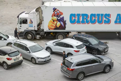 Razgled cirkus na parkirišču / Foto: Nik Bertoncelj