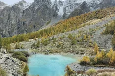 Turkizno jezero Lac de la Douche, obkroženo z mogočnim gorskim masivom Ekrinov. / Foto: Neža Markelj